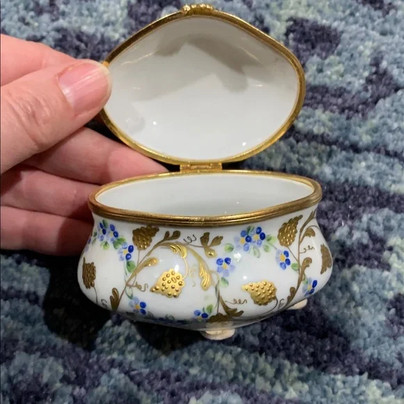 Vintage French Floral Ceramic very ornate Limoges trinket box w hinged lid - Picture 7 of 11